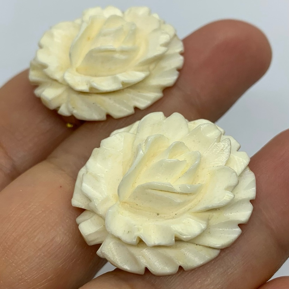 Vintage 1970’s Elegant Cream Floral Earrings Carved Bone Clip-on